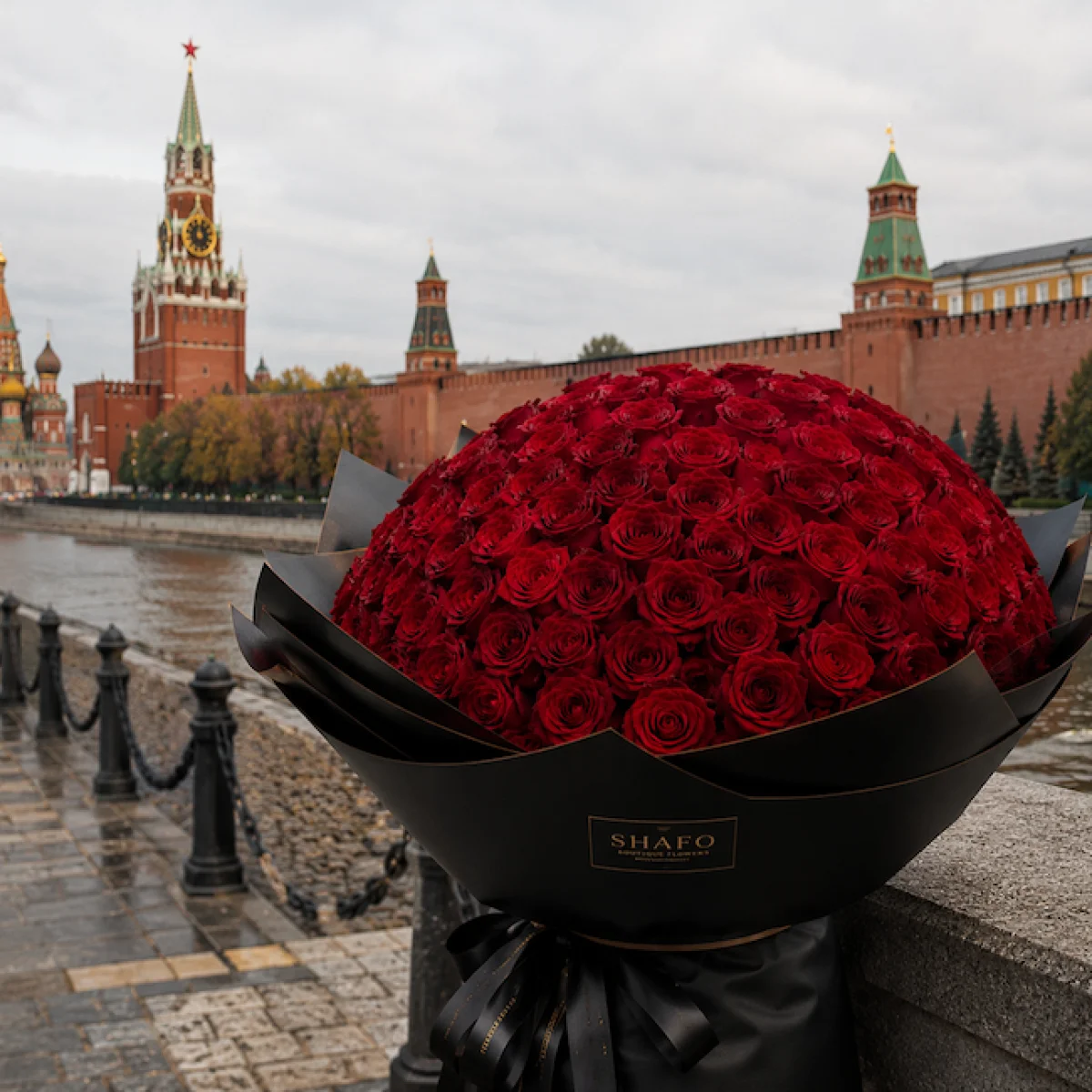 101 красная роза в фирменной упаковке SHAFO с доставкой по Москве